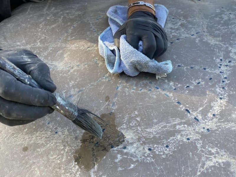 Imagen de labores de restauración en la losa afectada por el acto vandálico - CONJUNTO ARQUEOLÓGICO DE ITÁLICA