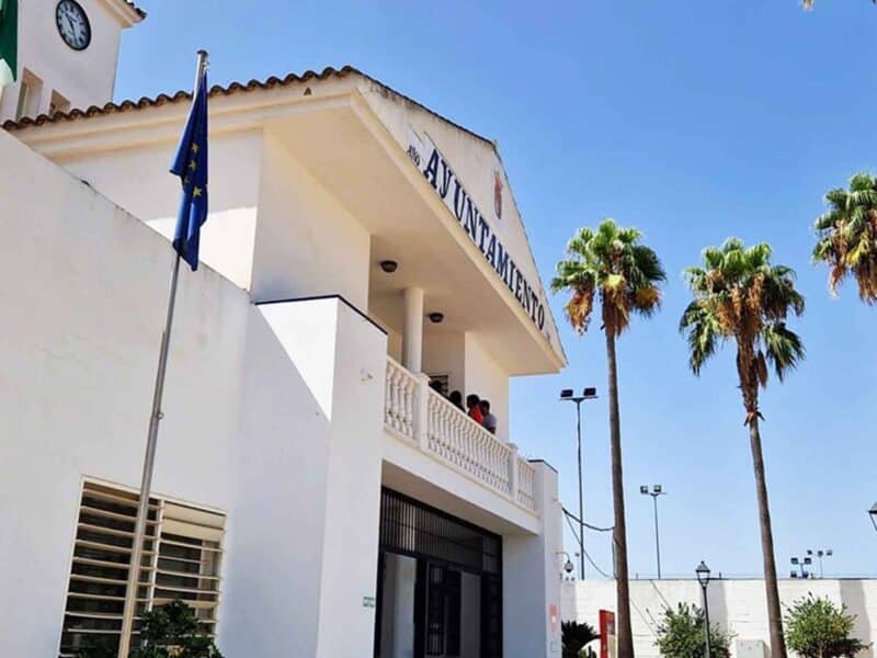 Archivo - Fachada del Ayuntamiento de Espartinas - Archivo