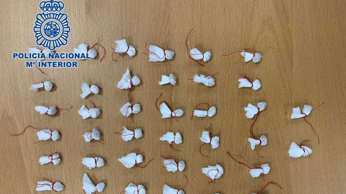 Archivo - Papelinas de cocaína y heroína incautadas por la Policía Nacional - POLICÍA NACIONAL - Archivo