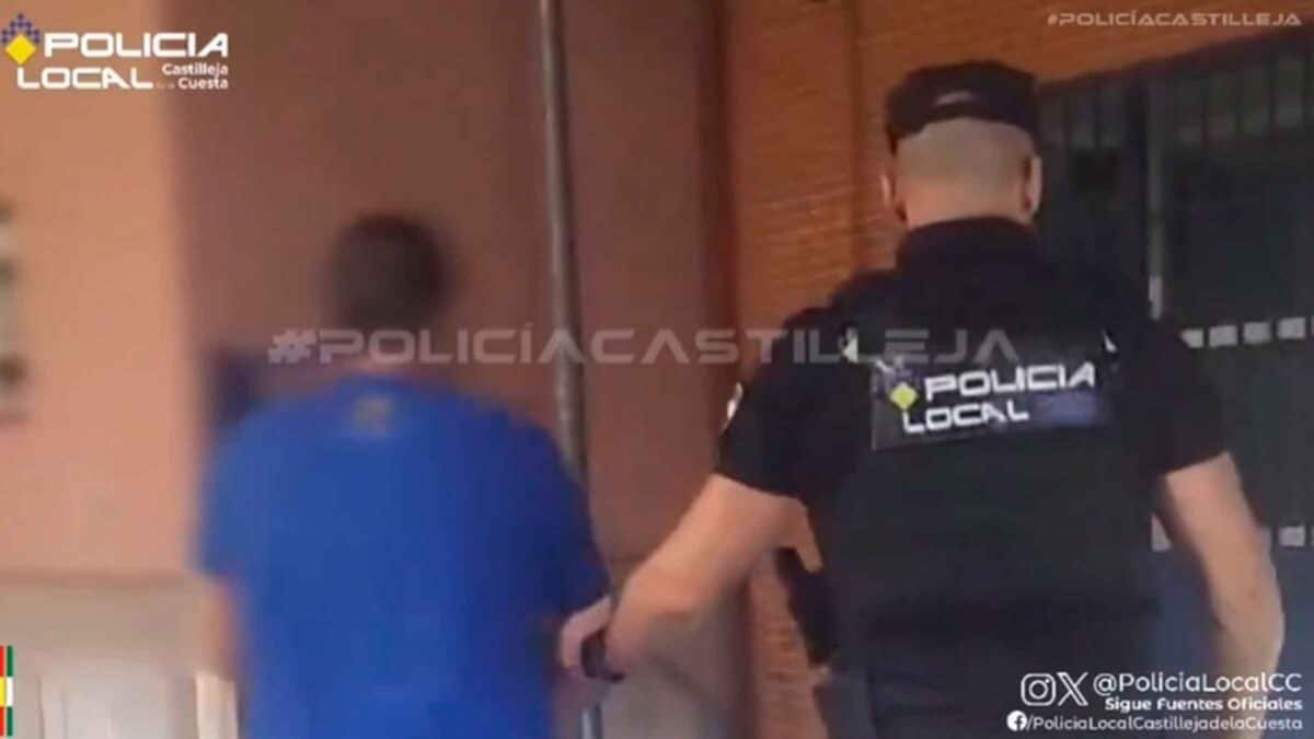 Un agente de la Policía Local de Castilleja, con el detenido por un presunto delito de violencia de género. - POLICÍA LOCAL DE CASTILLEJA