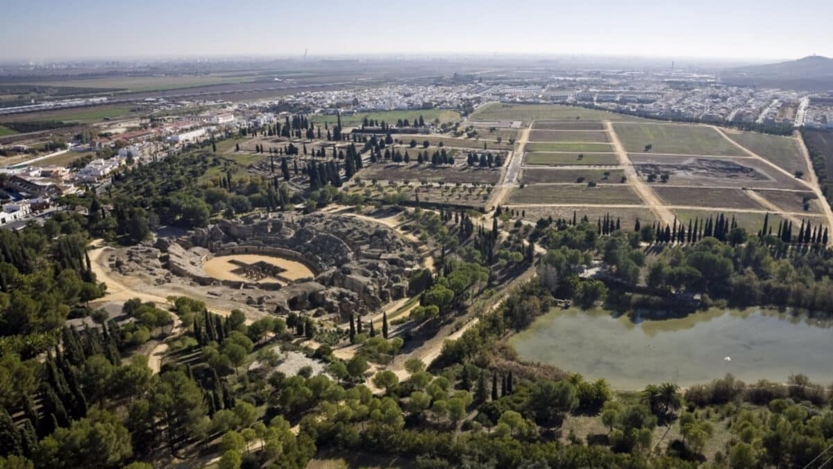 Vista aérea del conjunto arqueológico de Itálica, fruto de la expansión urbanística promovida por Adriano - JUNTA DE ANDALUCÍA