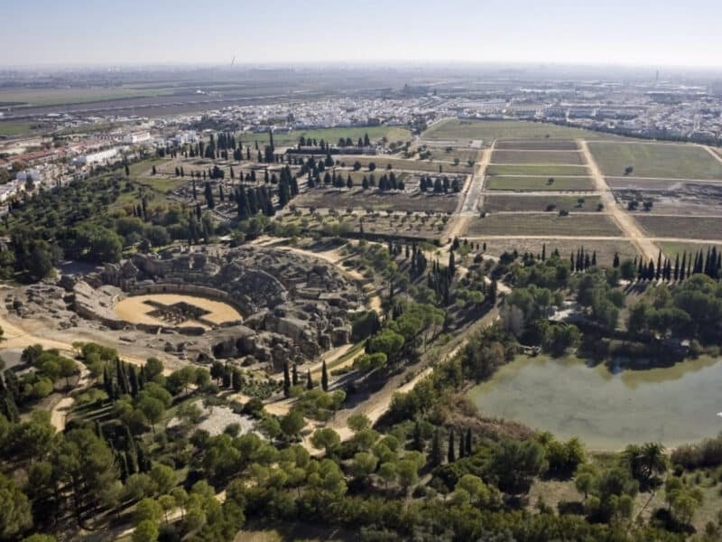 Vista aérea del conjunto arqueológico de Itálica, fruto de la expansión urbanística promovida por Adriano - JUNTA DE ANDALUCÍA