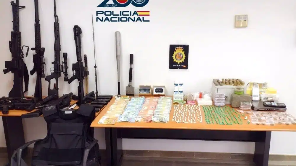 Imagen de las drogas y el dinero intervenidos en Coria - POLICÍA NACIONAL