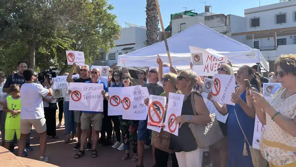Concentración de los vecinos de La Puebla del Río (Sevilla) en protesta por el virus del Nilo. - EUROPA PRESS