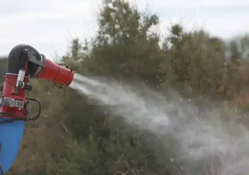 Un pick up nebulizador interviene en la campaña para el tratamiento contra los mosquitos que propagan el Virus del Nilo Occidental - Rocío Ruz - Europa Press