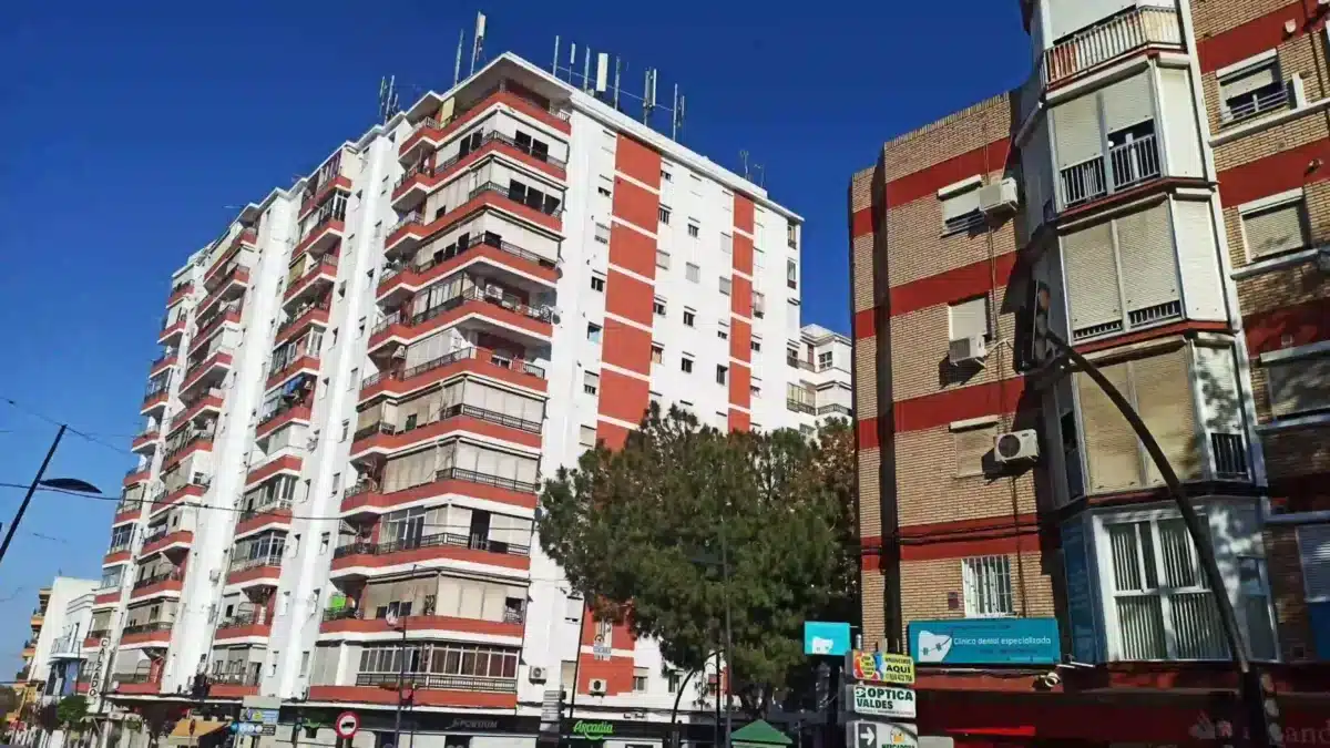 Archivo - Bloques de viviendas en San Juan de Aznalfarache - EUROPA PRESS - Archivo