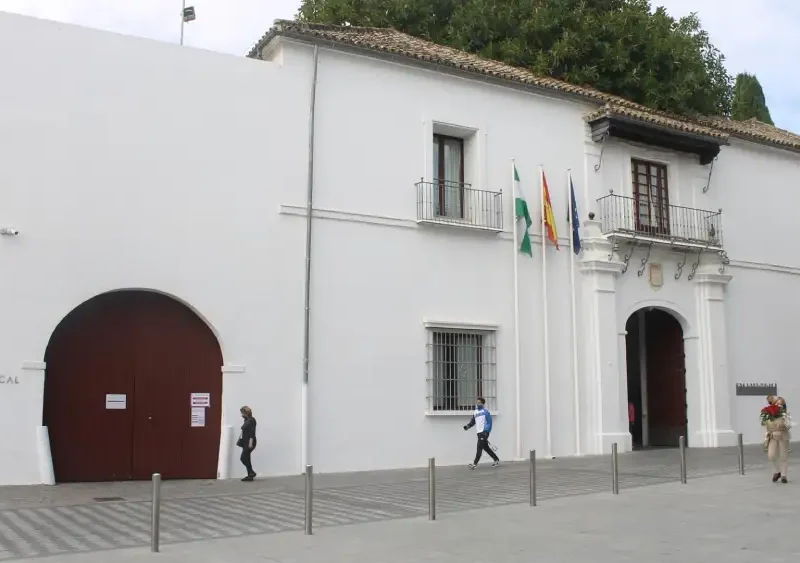 Archivo - Imagen de archivo de la fachada del Ayuntamiento de Tomares (Sevilla). - AYUNTAMIENTO DE TOMARES - Archivo