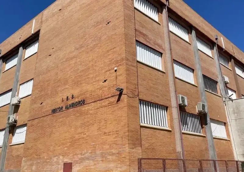 Imagen de recurso de la fachada del IES Néstor Almendros de Tomares. - ADELANTE ANDALUCÍA
