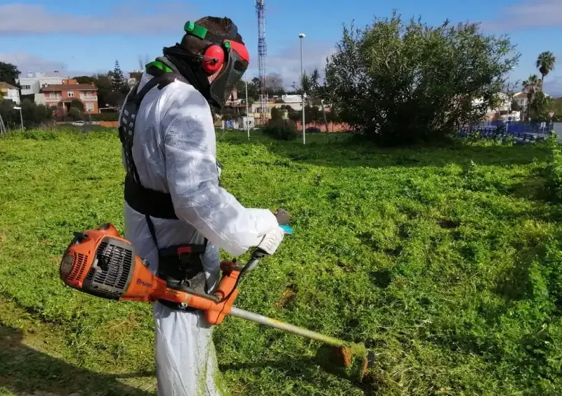 Un trabajador con contrato temporal dentro del programa de prevención de la exlcusión social de Tomares que impulsa el Consistorio. - AYTO. DE TOMARES