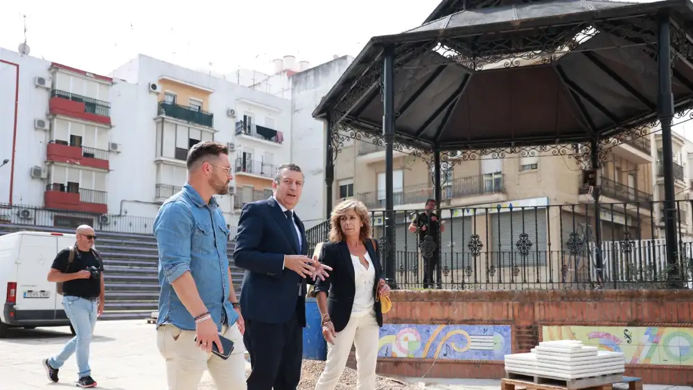 Fernández con la alcaldesa de San Juan y el primer teniente de alcaldesa en la plaza del auditorio - ROCÍO RUZ/EUROPA PRESS
