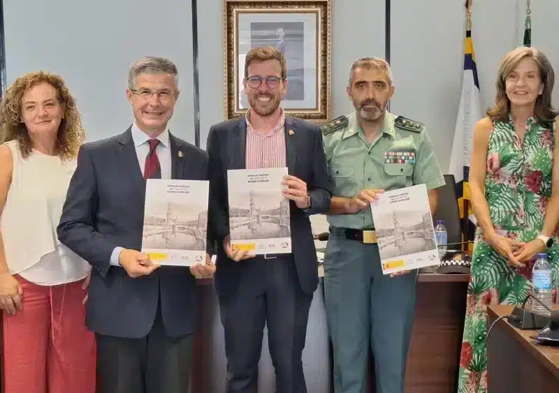 El subdelegado del Gobierno, en el centro, junto con el alcalde de Valencina y un alto cargo de la Guardia Civil tras la firma del convenio de colaboración para la adhesión al sistema VioGén. - SUBDELEGACIÓN DEL GOBIERNO