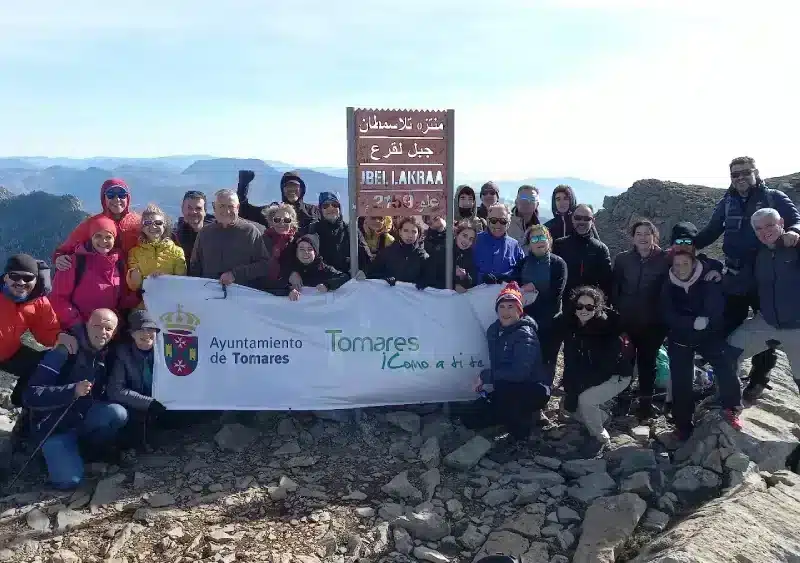 45 jóvenes y familias tomareñas en la coma del Jbgel Lakraa