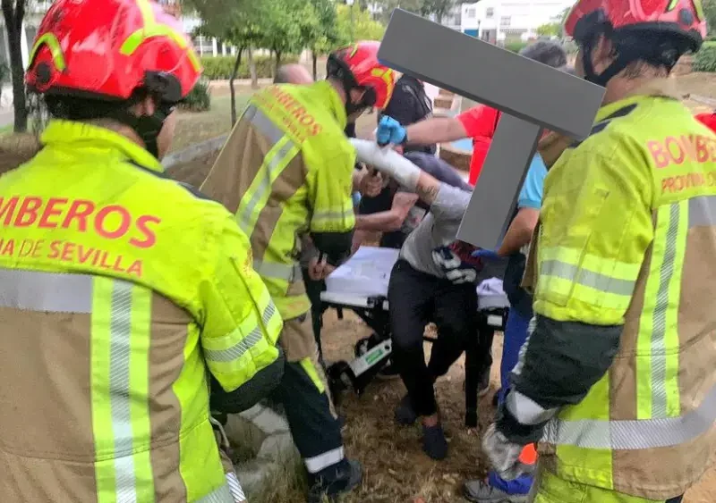 Varón atrapado en una verja en Santiponce. SPEIS Aljarafe