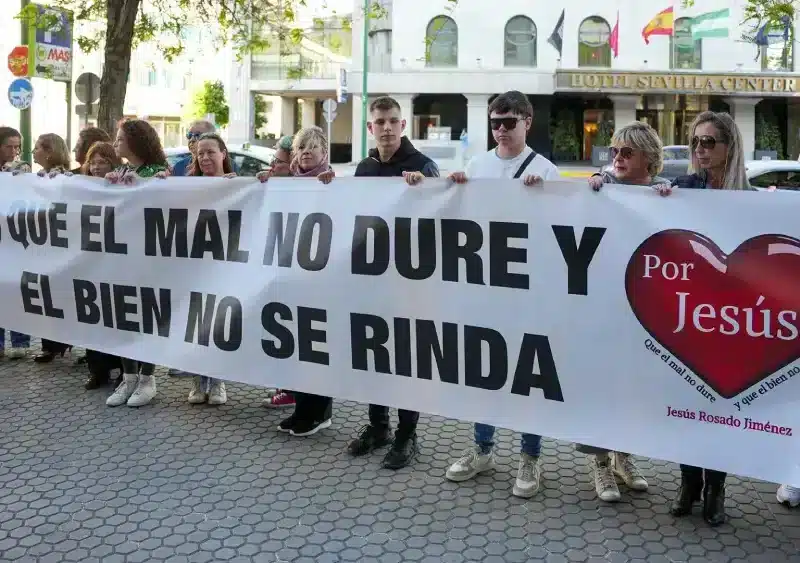 Archivo - La madre de la víctima, Maria del Carmen Jiménez (2d), durante la concentración ante el Juzgado de Menores el día del comienzo del juicio - María José López - Europa Press - Archivo