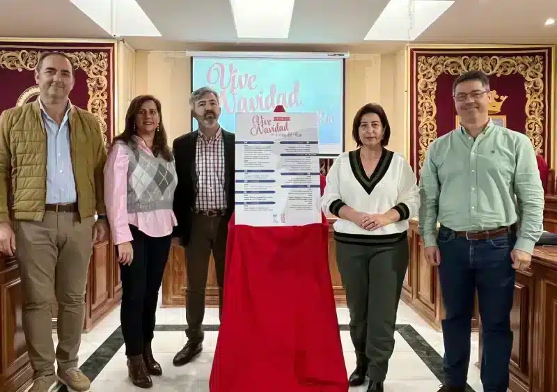 De izquierda a derecha: José Garzón, representante de la Asociación de Comerciantes El Zoco de Coria del Río; María José Lora, delegada de Festejos; Modesto González, alcalde; María José Cantón, delegada de Bienestar Social; y Victoriano Cancelo, delegado de Cultura