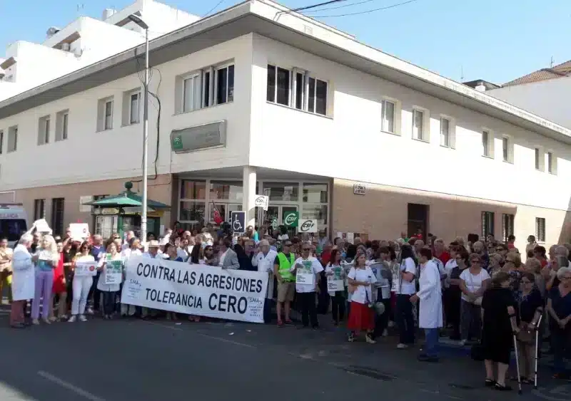 Archivo - Imagen de archivo de una concentración de rechazo a las agresiones a profesionales de la sanidad - SATSE - Archivo