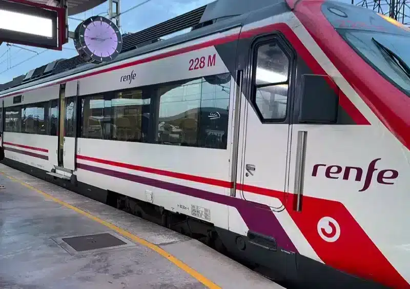 Archivo - Imagen de archivo de un tren de Cercanías - RENFE - Archivo