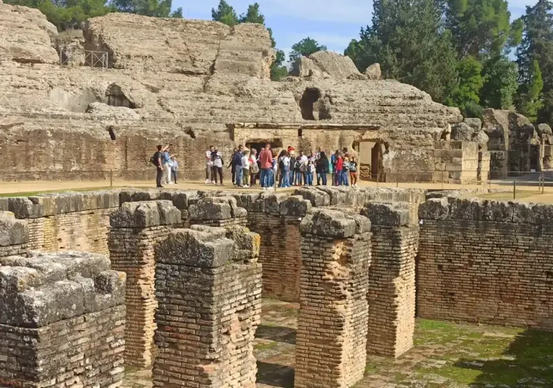 Visitantes en el anfiteatro de Itálica este último fin de semana - FERNANDO BARROSO/EUROPA PRESS