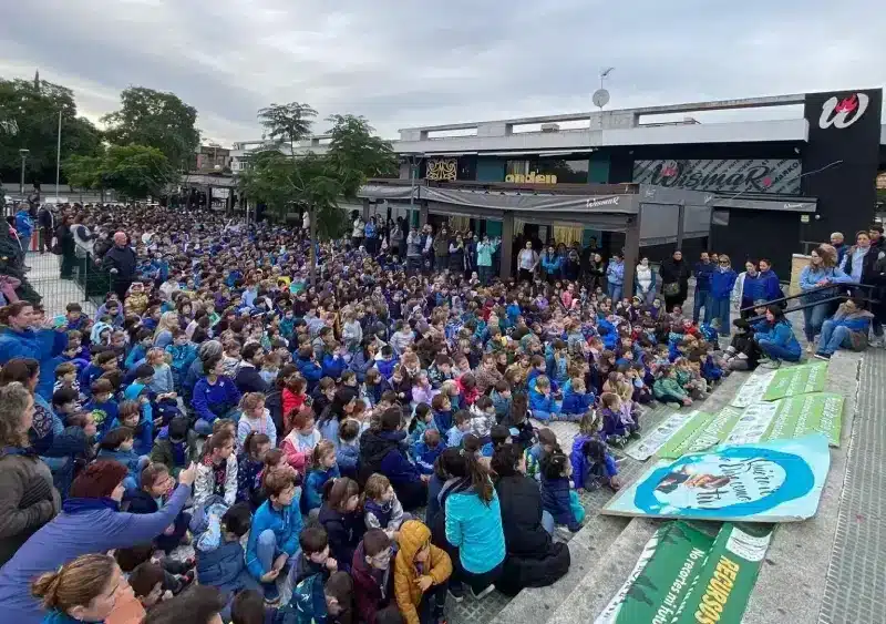 Imagen de la "sentada" del alumnado del Colegio Aljarafe en la plaza Cavaleri de Mairena - COLEGIO ALJARAFE