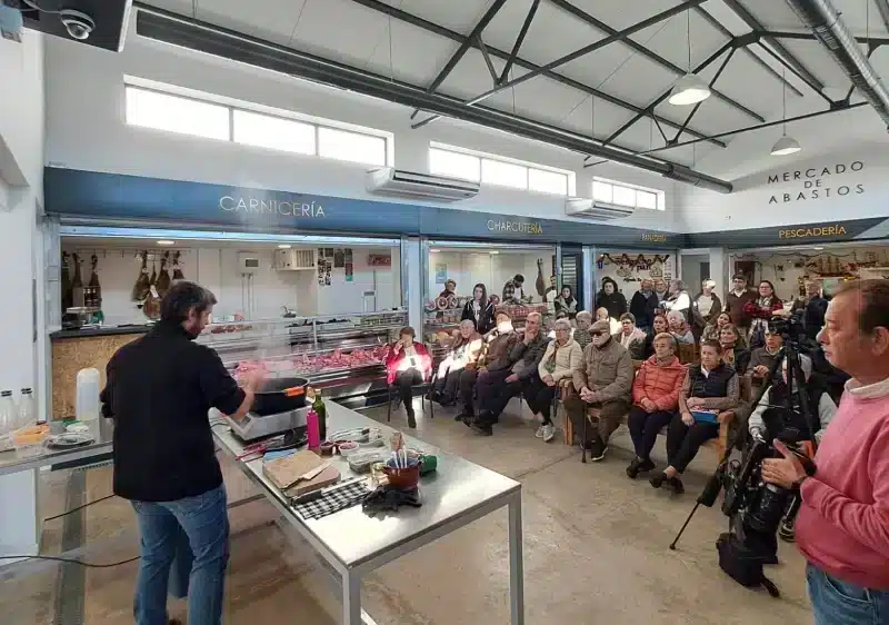 El chef Enrique Sánchez en el Mercado de Abastos de Salteras