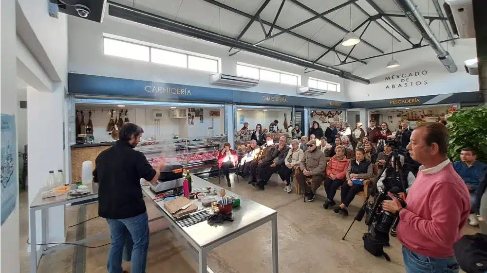 El chef Enrique Sánchez en el Mercado de Abastos de Salteras