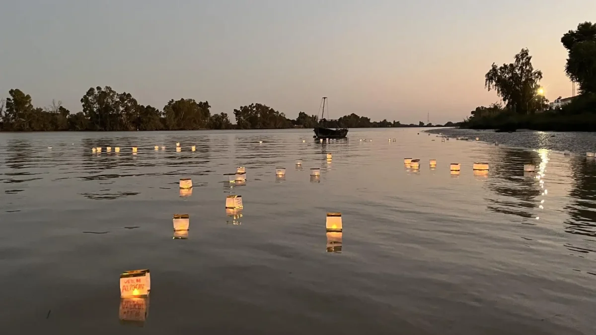 Ceremonia de linternas flotantes sobre el río, basada en la tradición japonesa, que organiza el Ayuntamiento cada 15 de agosto. - AYTO.DE CORIA DEL RÍO