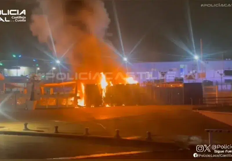 Incendio en la terraza del bar Zumbao del centro comercial Airesur