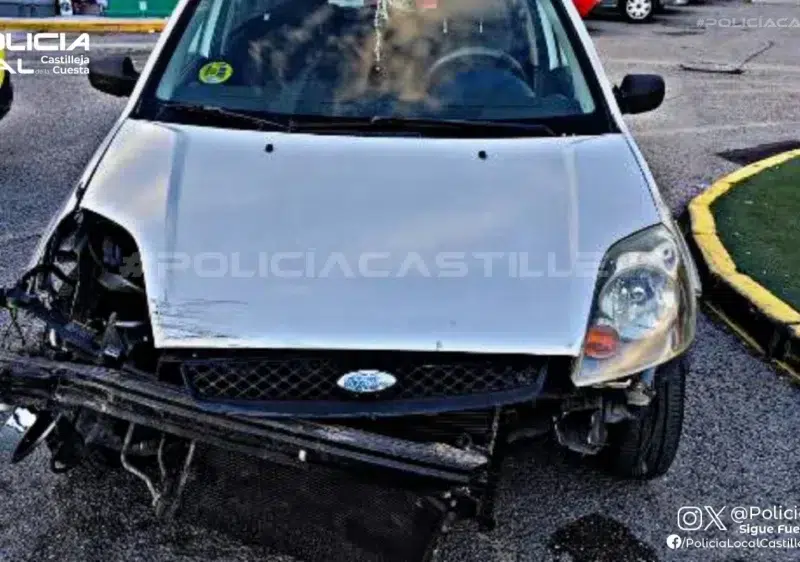 Coche siniestrado en el accidente entre dos vehículos en la A-8063 en Castilleja de la Cuesta