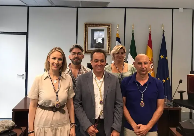 El exalcalde de Valencina, en el centro de la imagen con su equipo de gobierno - Ayuntamiento de Valencina de la Concepción