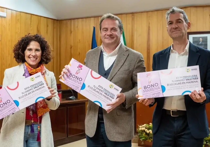 El alcalde de Mairena, en el centro, en la presentación del bono al comercio local, junto a la delegada de Desarrollo Económico y el presidente de AEMA - Ayuntamiento de Mairena del Aljarafe