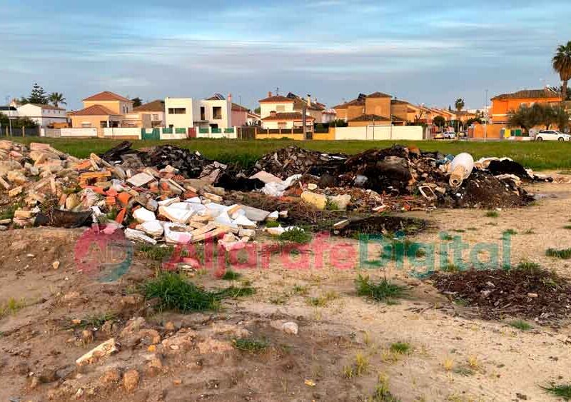 Imagen de la escombrera ilegal repleta de basura en un campo de Valencina / C. Fajardo