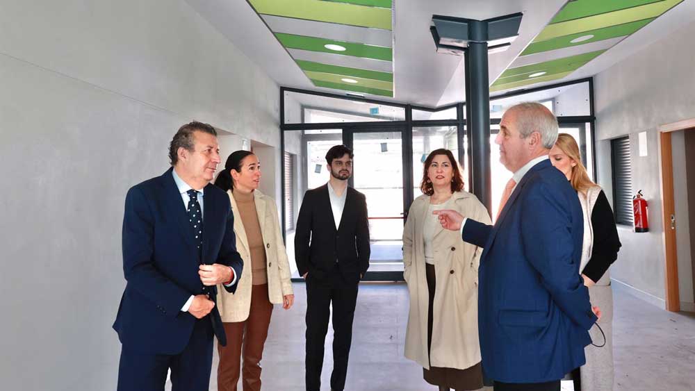 Visita del presidente de la Diputación a Olivares. - Rocío Ruz / Europa Press