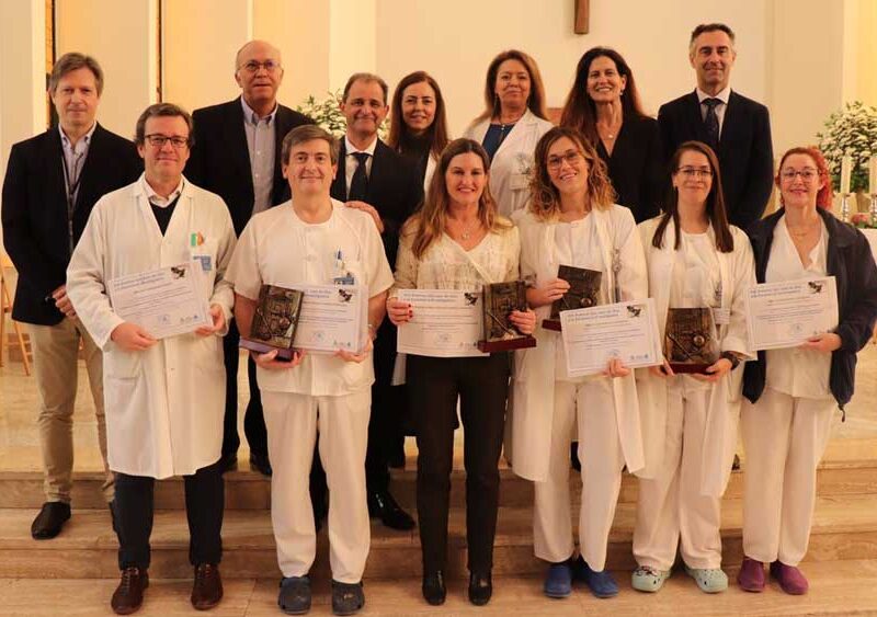 Foto de familia con los premiados en el Hospital San Juan de Dios. - HSJD