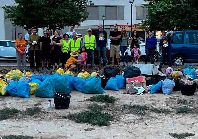 Imagen del grupo de voluntarios que cada mes pone en acción la limpieza ciudadana en Sanlúcar / AD
