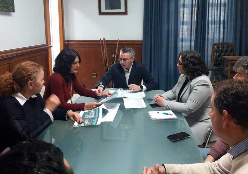 La diputada de Concertación de la Diputación de Sevilla, Marta Alonso, se reúne con el alcalde de Villanueva del Ariscal, Francisco García. González. - Ayuntamiento de Villanueva del Ariscal