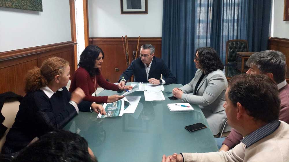 La diputada de Concertación de la Diputación de Sevilla, Marta Alonso, se reúne con el alcalde de Villanueva del Ariscal, Francisco García. González. - Ayuntamiento de Villanueva del Ariscal