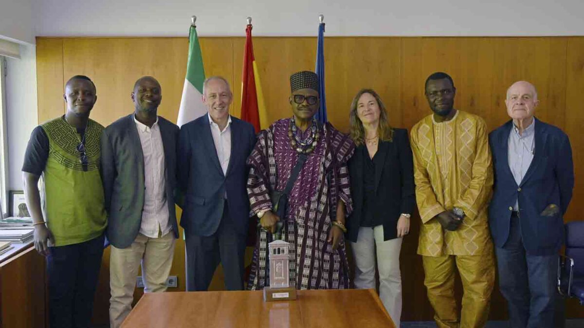 El Ayuntamiento de Tomares se reúne con el rey de Bandounga (Tonga), SM Ngapmou Louis, y el príncipe Armel Nya Tankoua.- Ayto. Tomares