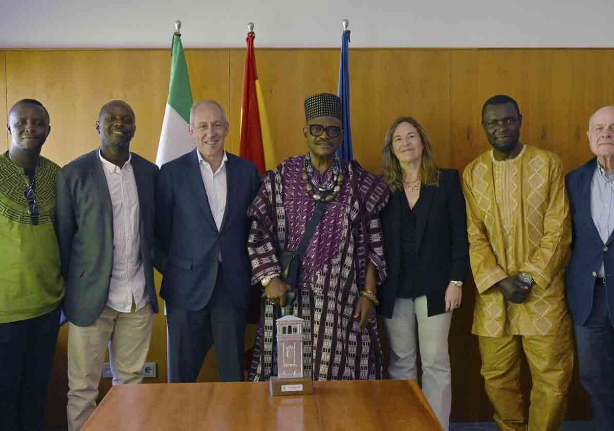 El Ayuntamiento de Tomares se reúne con el rey de Bandounga (Tonga), SM Ngapmou Louis, y el príncipe Armel Nya Tankoua.- Ayto. Tomares