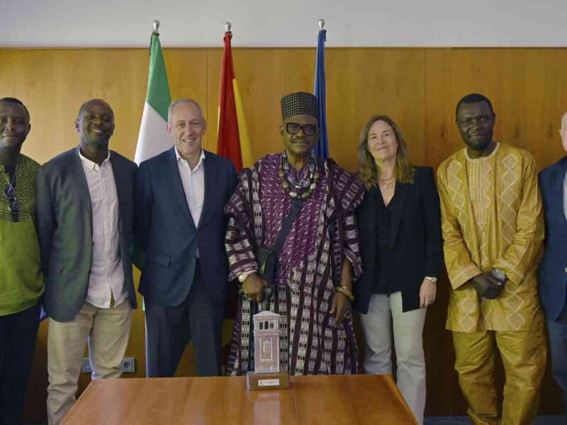 El Ayuntamiento de Tomares se reúne con el rey de Bandounga (Tonga), SM Ngapmou Louis, y el príncipe Armel Nya Tankoua.- Ayto. Tomares
