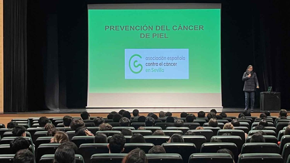 Charla para sensibilizar a los jóvenes sobre el cáncer de piel