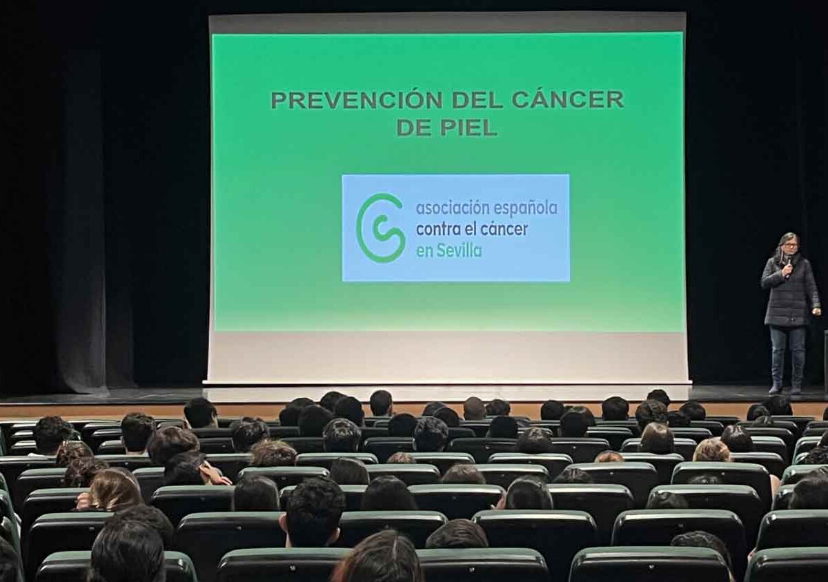 Charla para sensibilizar a los jóvenes sobre el cáncer de piel