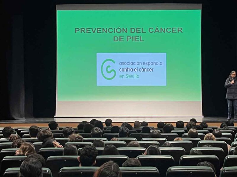 Charla para sensibilizar a los jóvenes sobre el cáncer de piel