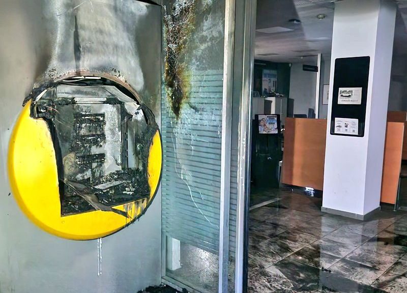 Arde un cajero automático en una sucursal bancaria de La Caixa en Almensilla