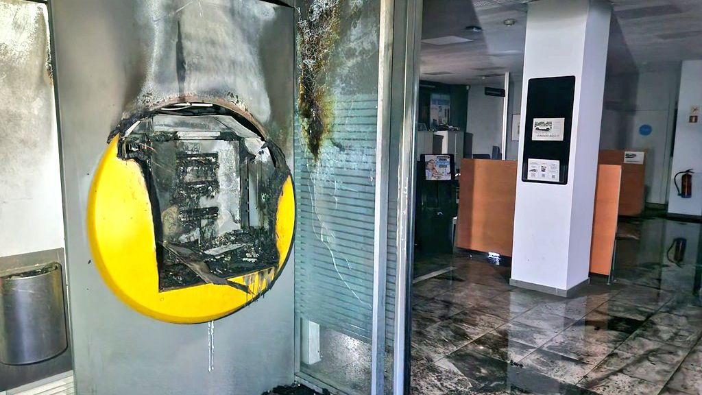 Arde un cajero automático en una sucursal bancaria de La Caixa en Almensilla