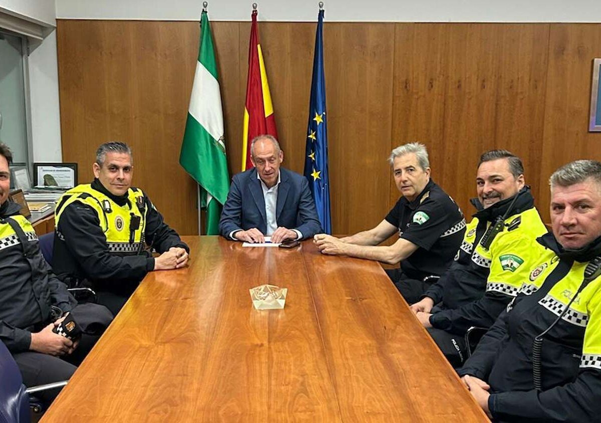 El alcalde de Tomares, José María Soriano, reunido con efectivos de la Policía Local