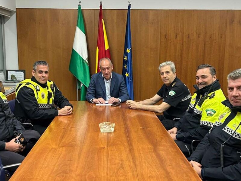El alcalde de Tomares, José María Soriano, reunido con efectivos de la Policía Local