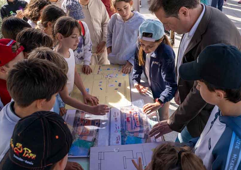 Estudiantes durante la jornada de sensibilización medioambiental. - Ayuntamiento de Mairena del Aljarafe