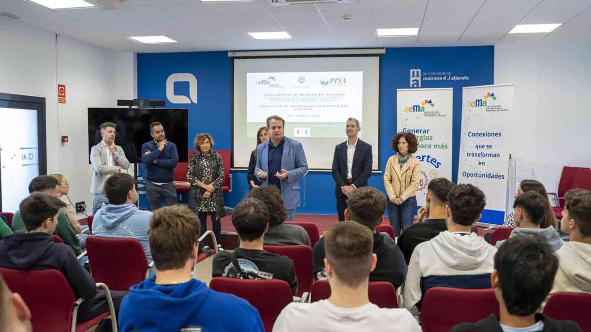 Participantes de los IES Atenea y Juan de Mairena en la segunda edición de las jornadas de emprendimiento. - AYTO.DE MAIRENA