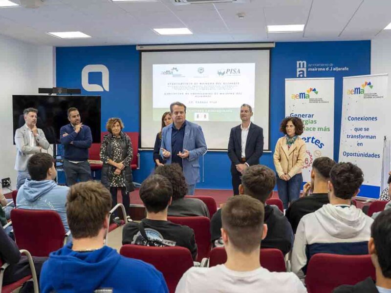 Participantes de los IES Atenea y Juan de Mairena en la segunda edición de las jornadas de emprendimiento. - AYTO.DE MAIRENA