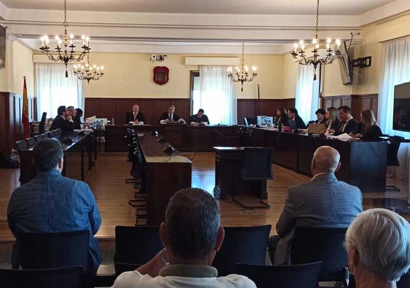 Comienzo del juicio por el presunto desfalco de Almensilla con el acusado Ismael Perea a la izquierda y a continuación, el extesorero Julio Mateos. - Europa Press